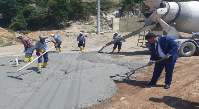 İbrahim Baz, beton yol çalışmasını yerinde inceledi