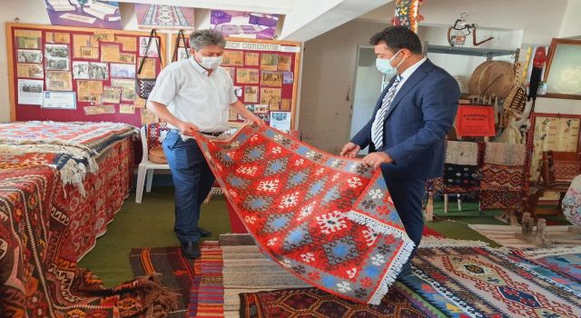 Kaymakam Ahmet Arık, Karatepe Kilim Kooperatifi'ni ziyaret etti