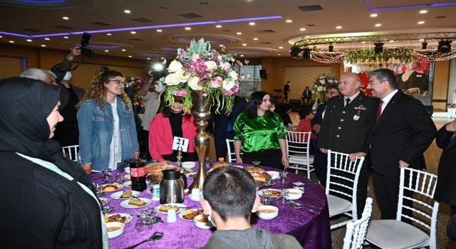 Osmaniye Valiliği tarafından, şehitlerimizin aileleri ve gazilerimiz onuruna iftar yemeği düzenlendi.