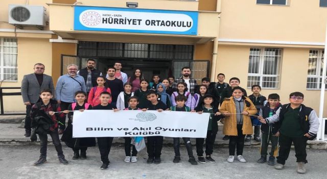 Tanıttıkları oyunları öğrencilerle birlikte oynadılar