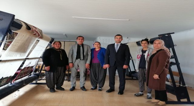 Kaymakam Taşkıran, Sumbas Halk Eğitim Merkezi kilim kursunu ziyaret etti