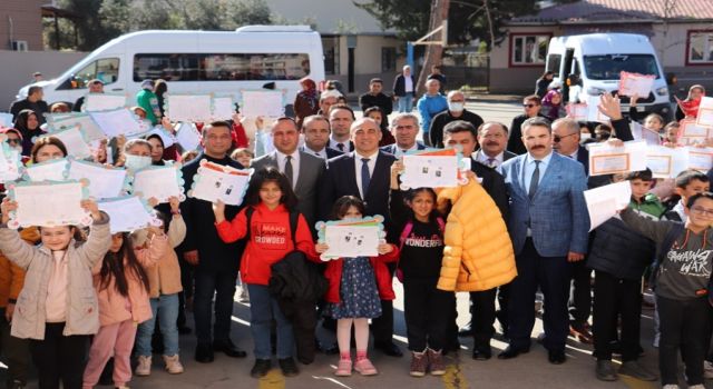 Kaymakam Turgay İlhan, öğrencilerin karne sevincine ortak oldu