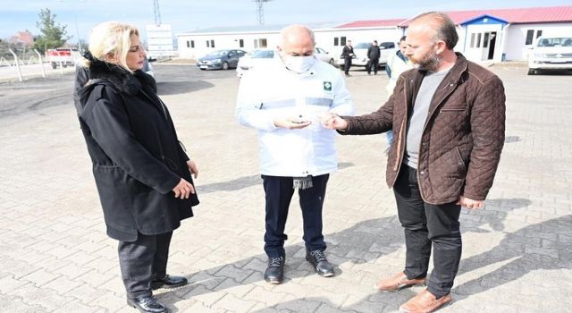 İş adamı Kadir Kara ve eşi Nihal Kara, sokak sağlıklaştırma çalışmalarını yerinde incelediler