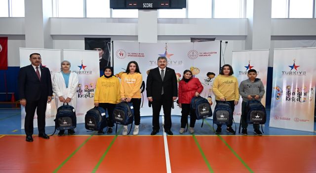 Osmaniye'de yetenek taramasında branşlara yönlendirilen öğrencilere spor malzemesi dağıtıldı