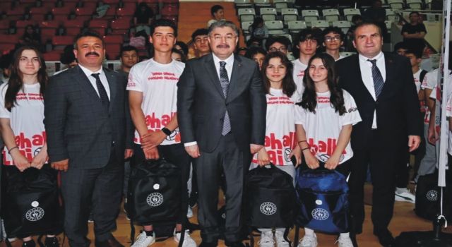Osmaniye'de 96 spor kulübüne nakdi yardım ve malzeme desteği