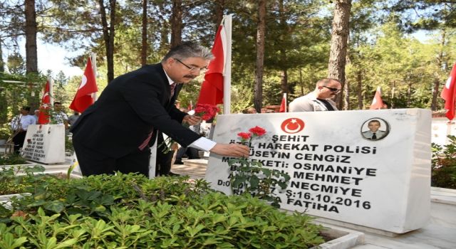 Osmaniye'de 15 Temmuz Demokrasi ve Milli Birlik Günü dolayısıyla şehitlik ziyareti