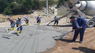 İbrahim Baz, beton yol çalışmasını yerinde inceledi