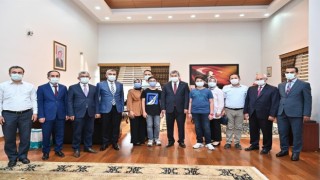 LGS Türkiye birincilerine Vali Erdinç Yılmaz'dan ödül