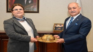 Bakan Derya Yanık, Başkan Kadir Kara'yı Osmaniye'de ki makamında ziyaret etti