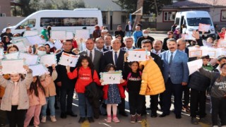 Kaymakam Turgay İlhan, öğrencilerin karne sevincine ortak oldu